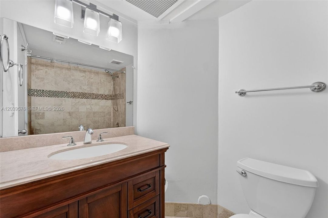 En Venta: $249,000 (2 camas, 2 baños, 1038 Pies cuadrados)