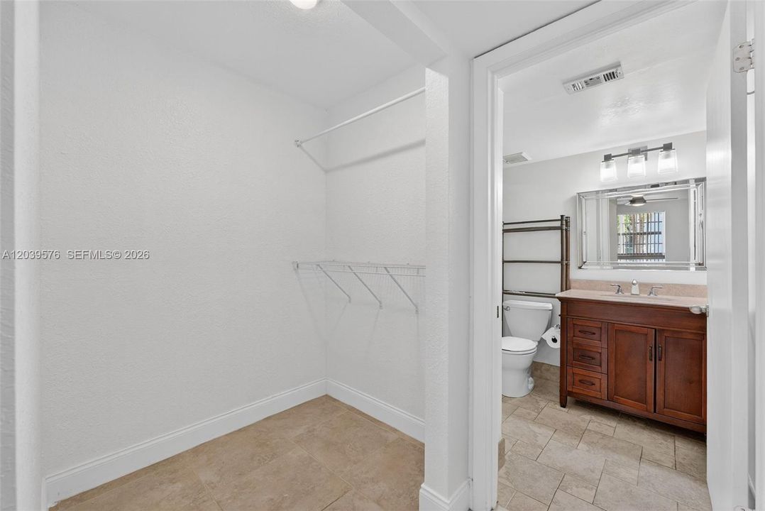 En Venta: $249,000 (2 camas, 2 baños, 1038 Pies cuadrados)