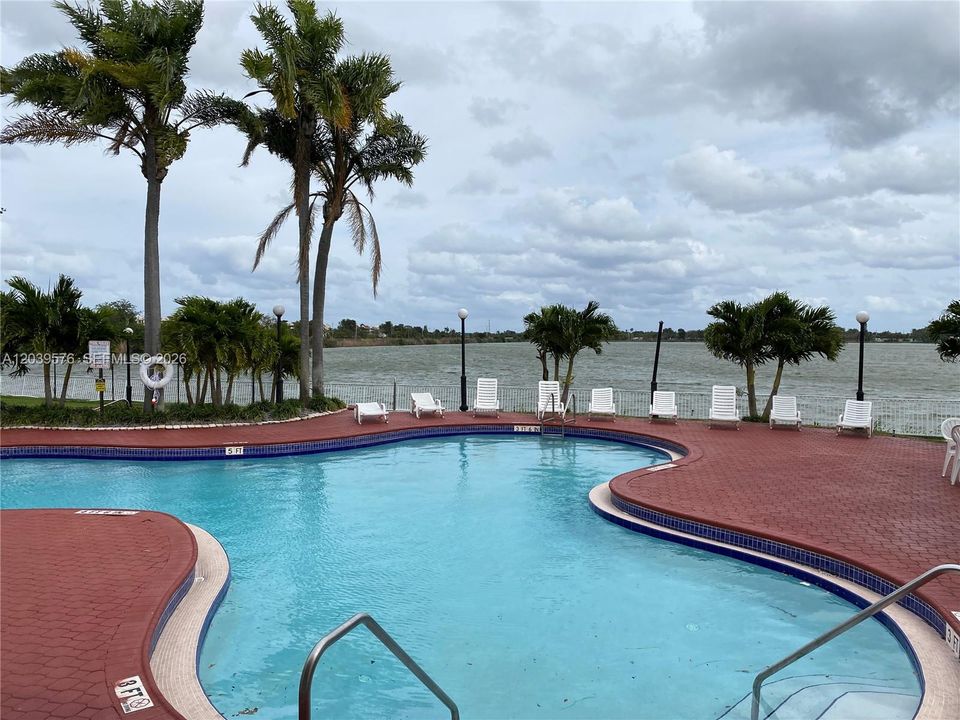 En Venta: $249,000 (2 camas, 2 baños, 1038 Pies cuadrados)