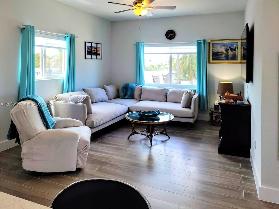 En Venta: $899,000 (3 camas, 2 baños, 1414 Pies cuadrados)