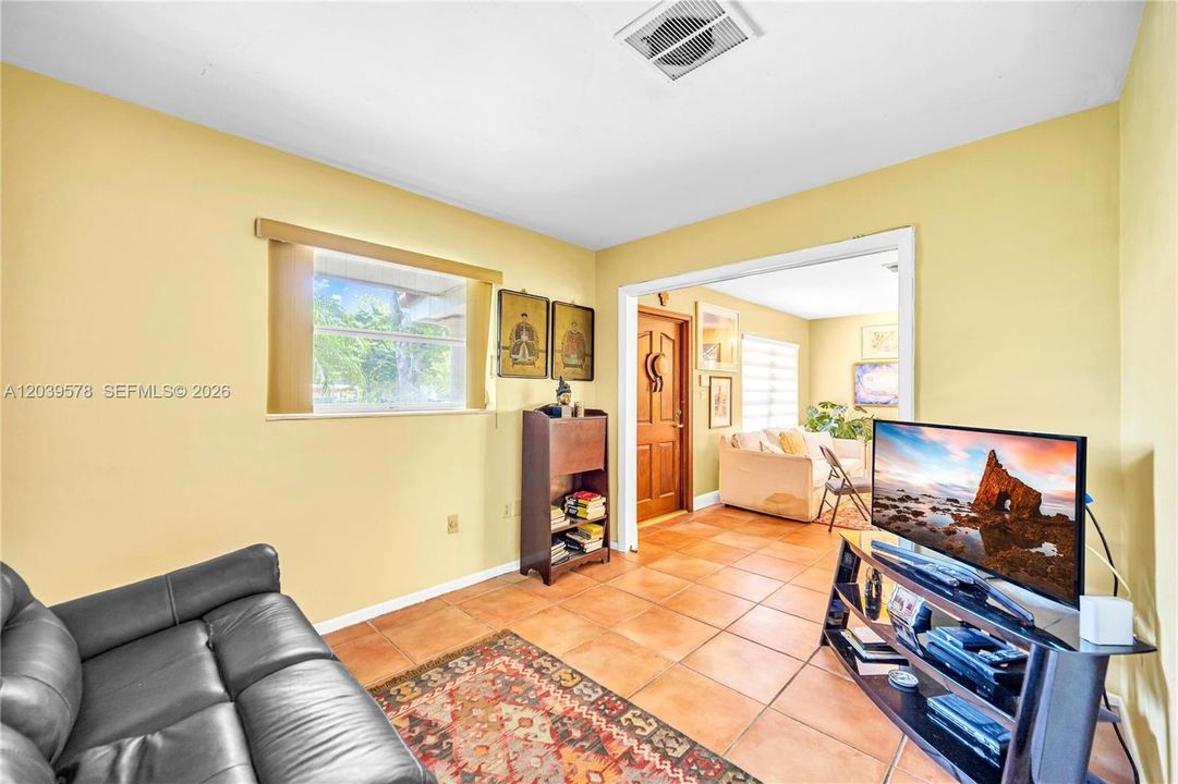 Can also be office/den