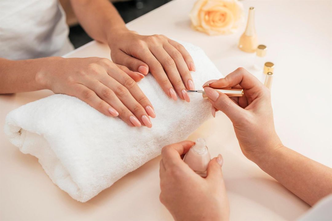 healthy-beautiful-manicure-manicurist