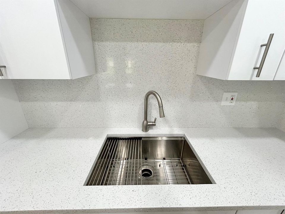 STAINLESS SINK W DISPOSAL