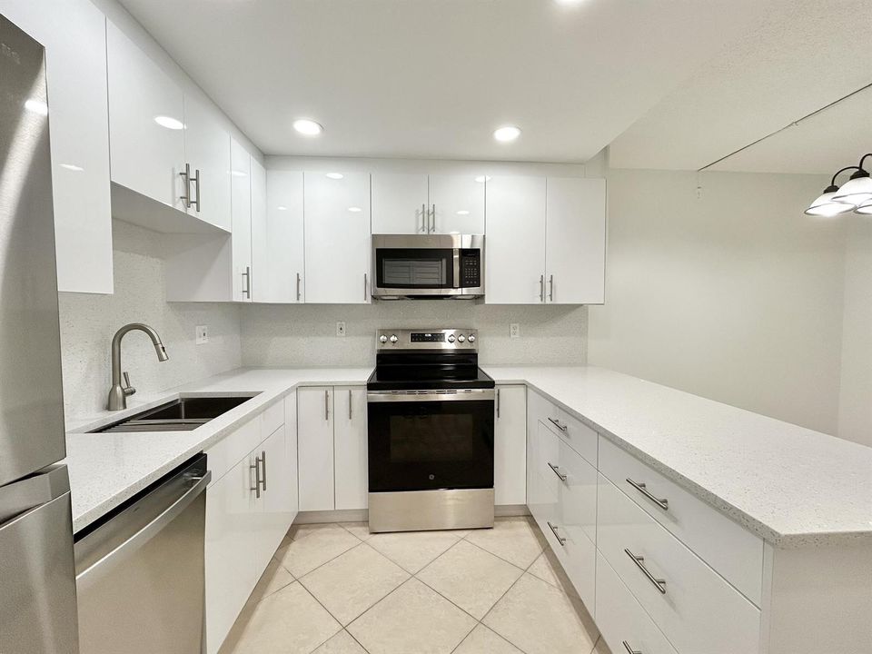 GLOSSY FLAT PANEL CABINETS