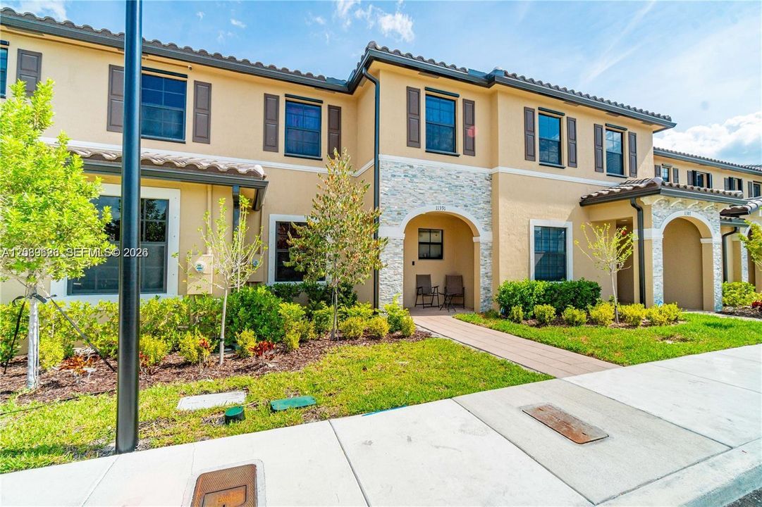 For Rent: $3,500 (3 beds, 2 baths, 1649 Square Feet)