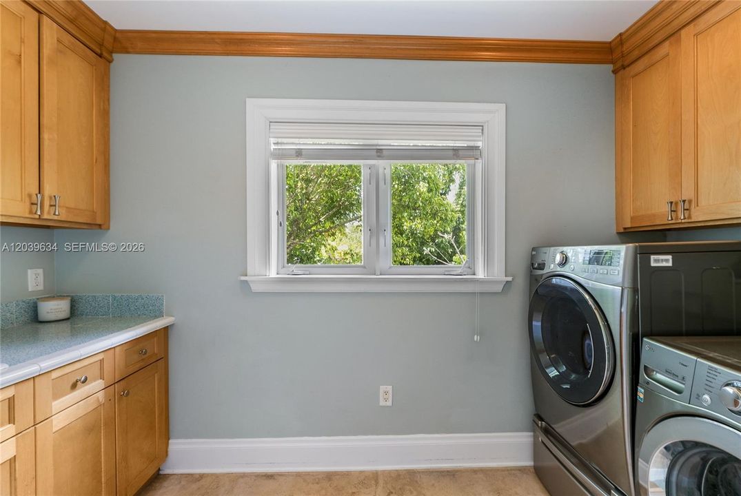 Airconditioned Laundry with sink