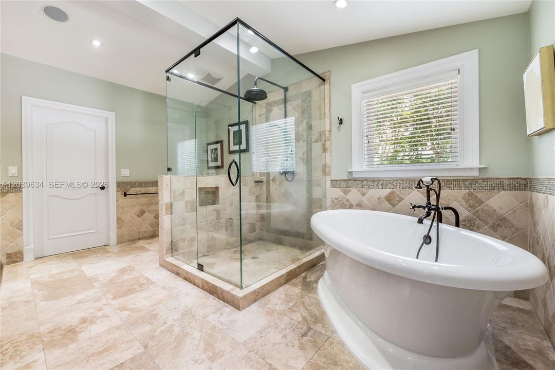Bubbling freestanding tub