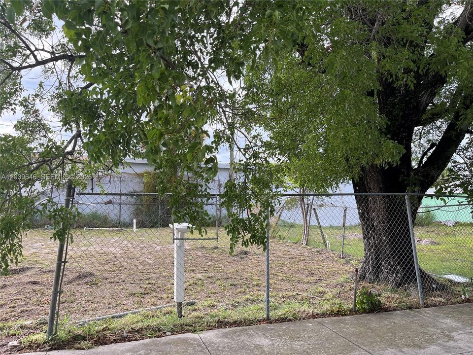 На продажу: $295,000 (0.08 acres)
