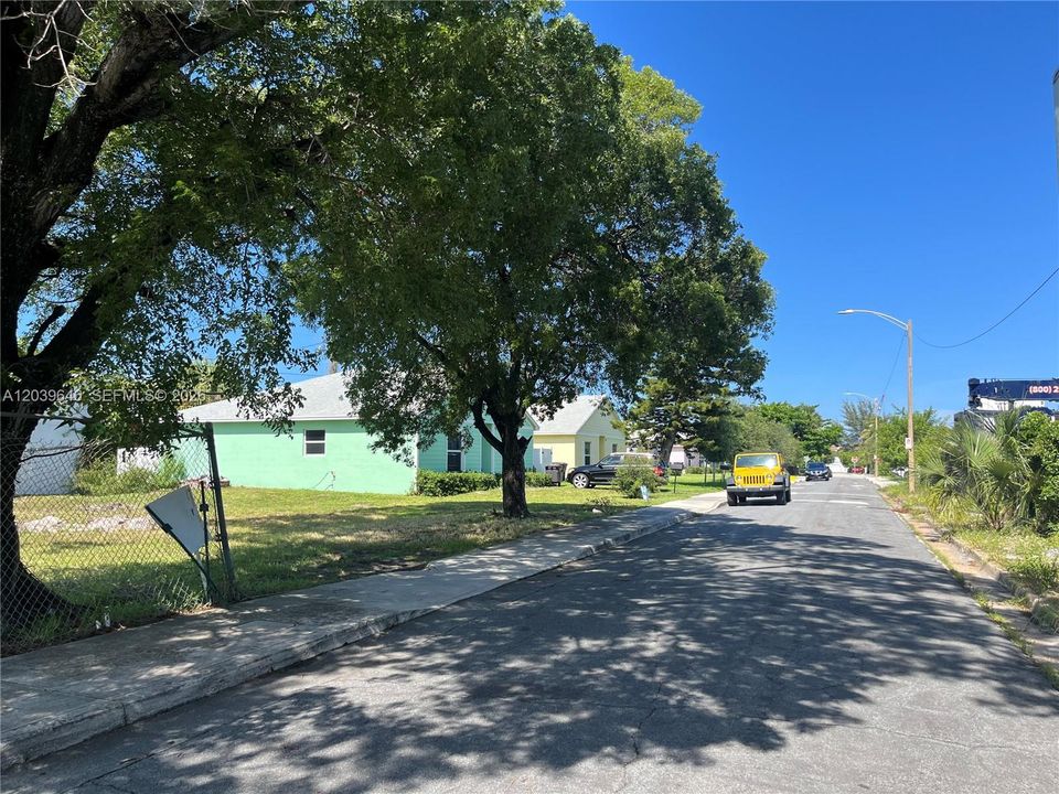 En Venta: $295,000 (0.08 acres)