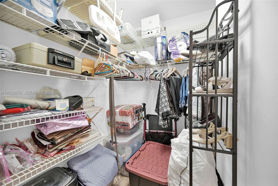 На продажу: $230,000 (2 спален, 2 ванн, 1000 Квадратных фут)