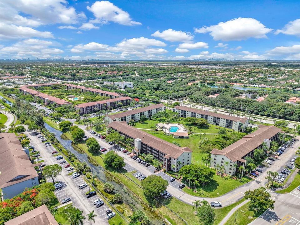 На продажу: $230,000 (2 спален, 2 ванн, 1000 Квадратных фут)
