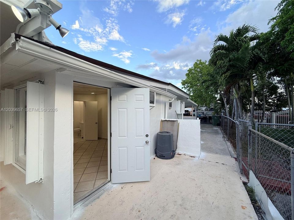 Separate entrance to efficiency / in-la quarter