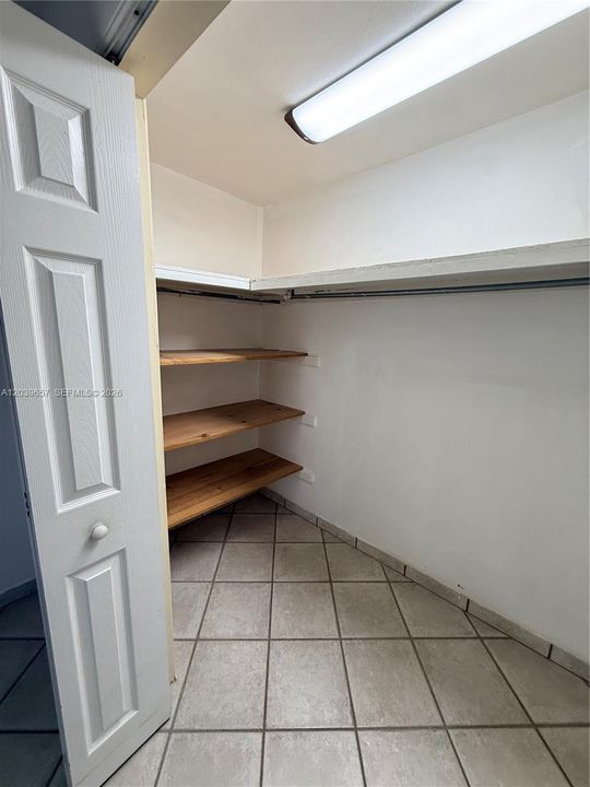 Closet bedroom 1