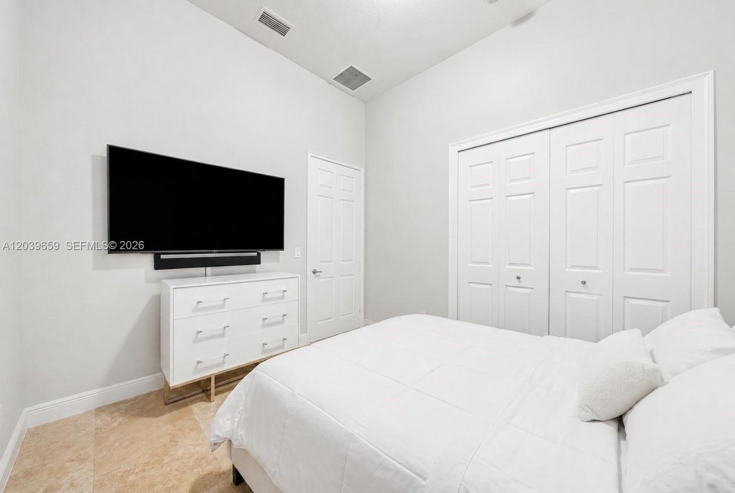 Active With Contract: $2,050,000 (5 beds, 4 baths, 3776 Square Feet)