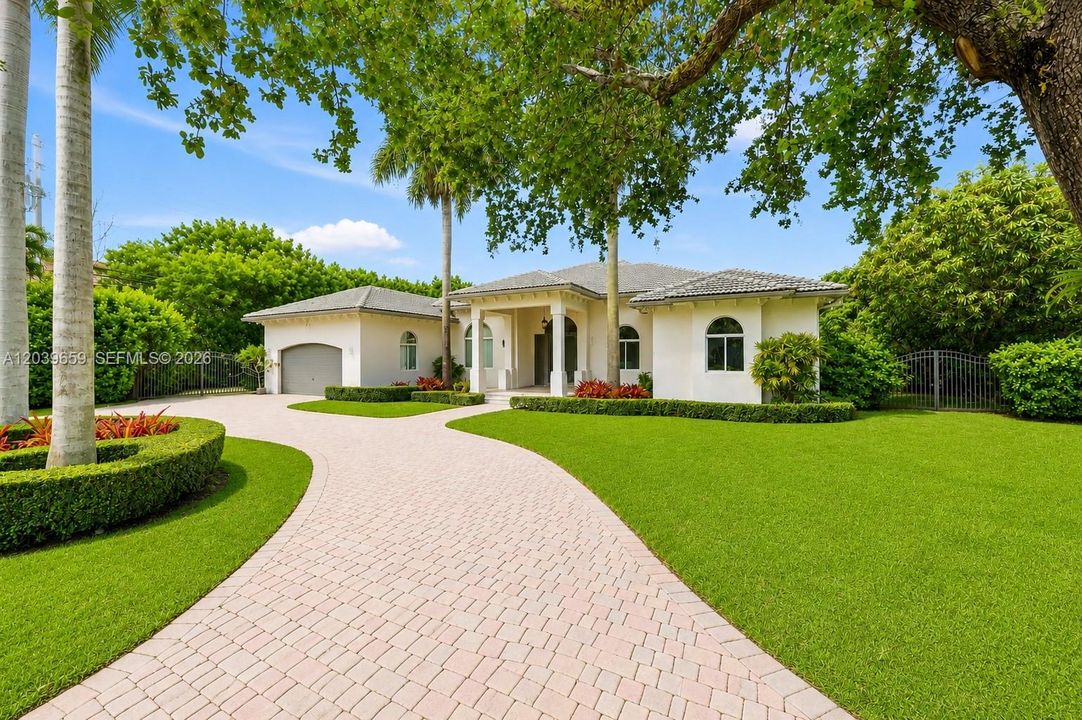 Active With Contract: $2,050,000 (5 beds, 4 baths, 3776 Square Feet)