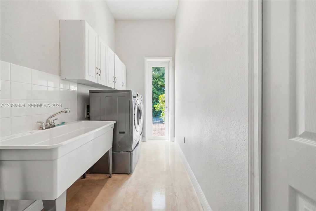 Active With Contract: $2,050,000 (5 beds, 4 baths, 3776 Square Feet)