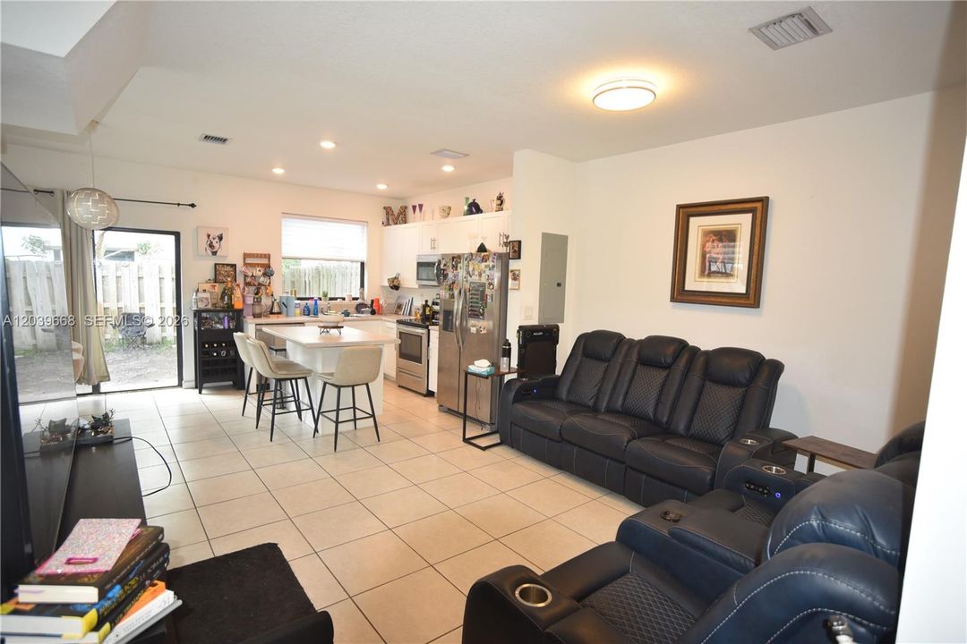For Rent: $3,000 (3 beds, 3 baths, 1320 Square Feet)