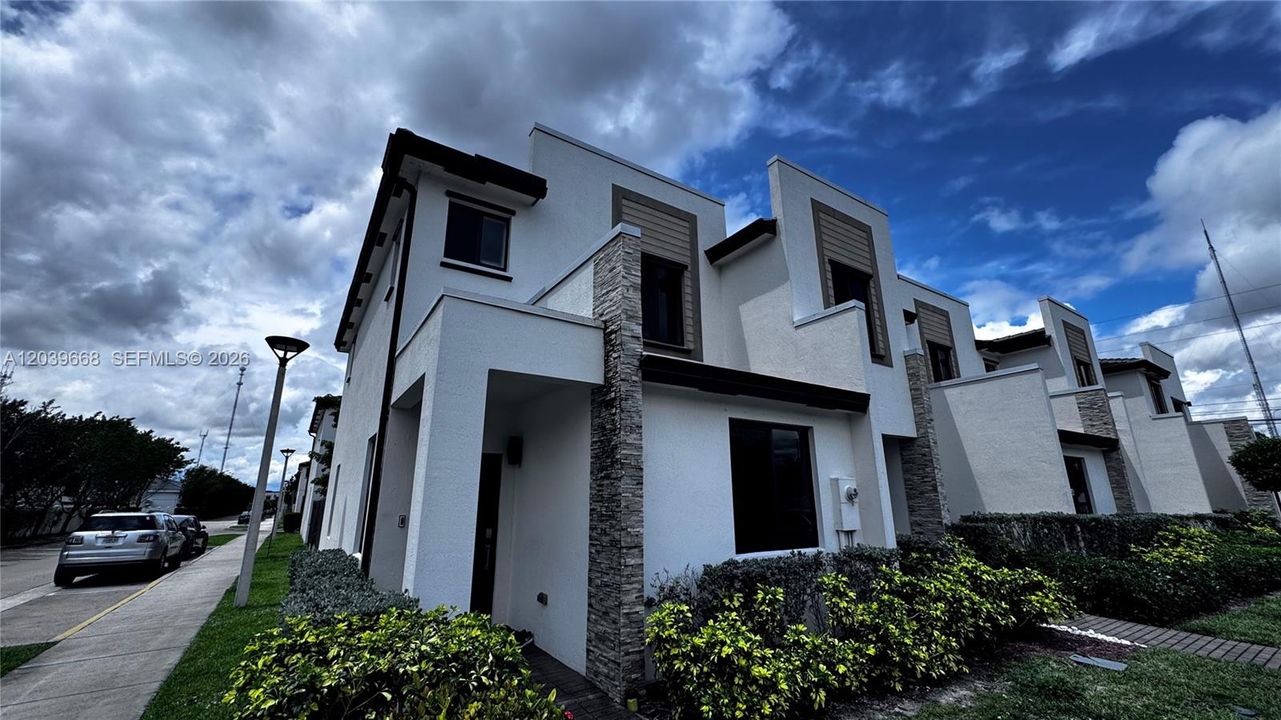 For Rent: $3,000 (3 beds, 3 baths, 1320 Square Feet)