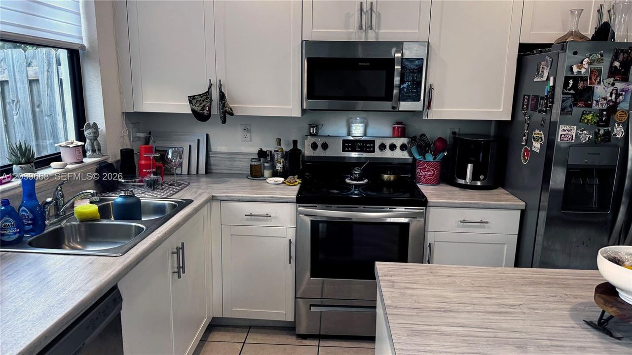 For Rent: $3,000 (3 beds, 3 baths, 1320 Square Feet)