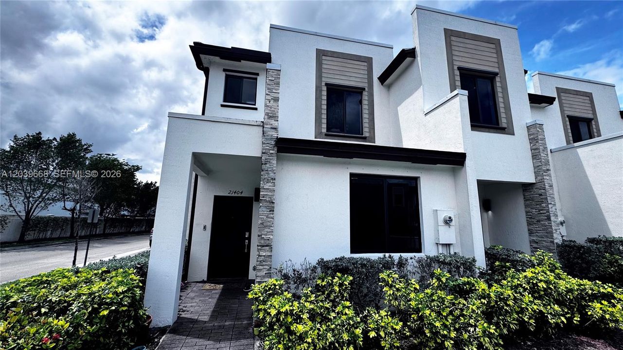 For Rent: $3,000 (3 beds, 3 baths, 1320 Square Feet)