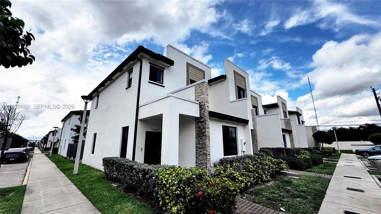 For Rent: $3,000 (3 beds, 3 baths, 1320 Square Feet)