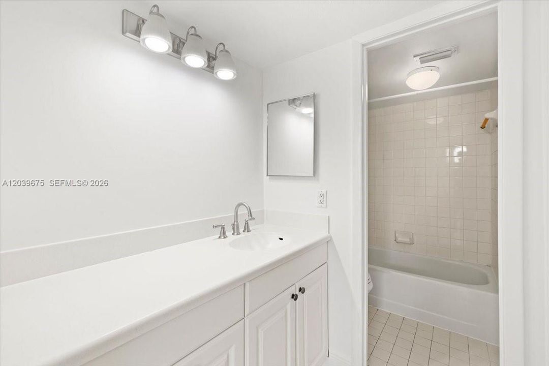 В аренду: $2,050 (3 спален, 2 ванн, 1195 Квадратных фут)