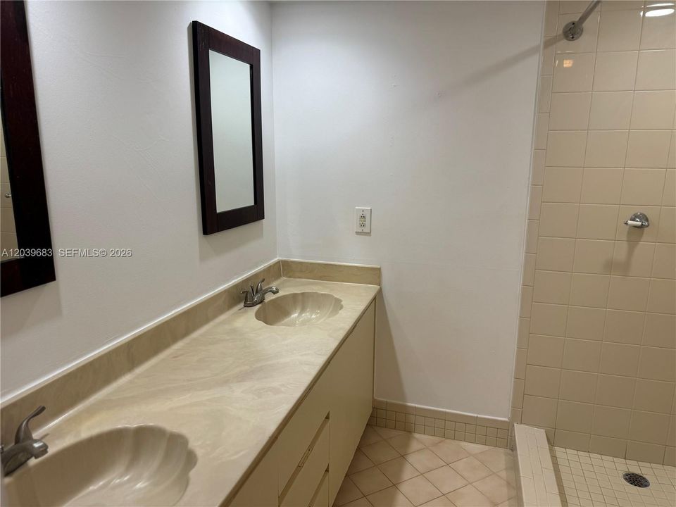For Rent: $2,500 (2 beds, 2 baths, 1372 Square Feet)