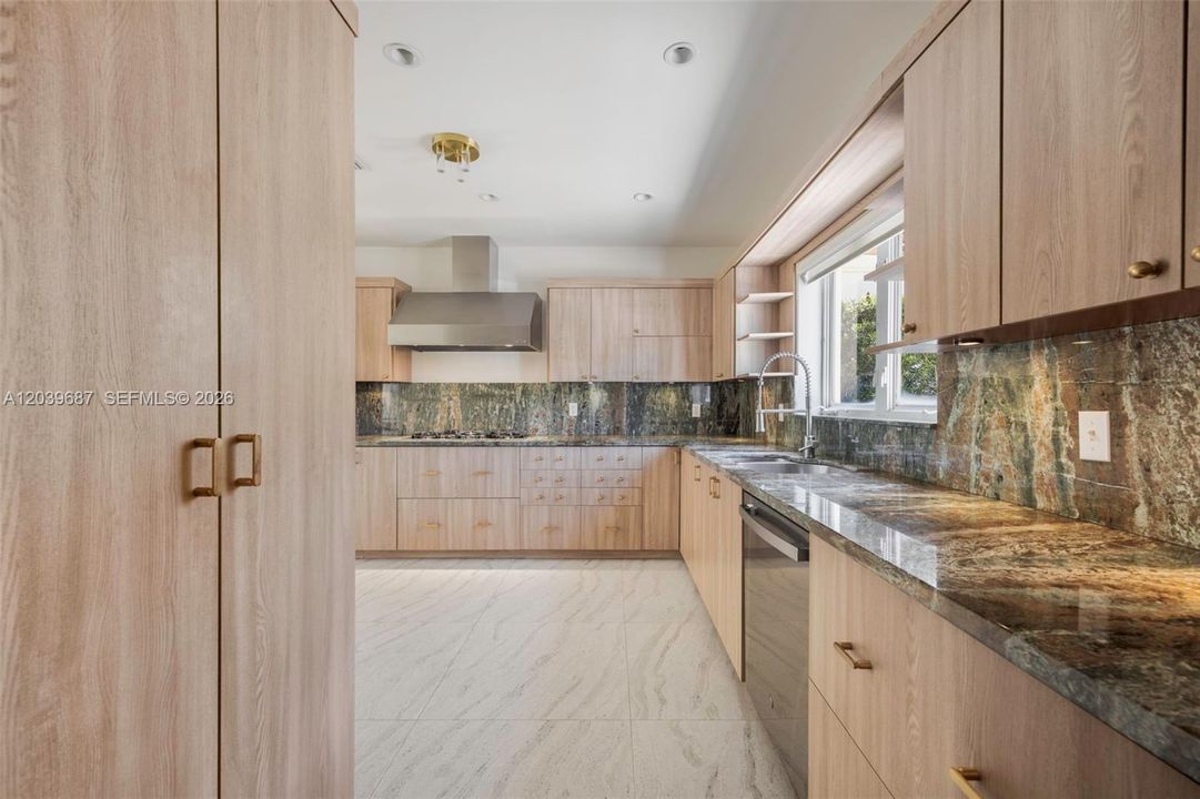 В аренду: $18,500 (4 спален, 3 ванн, 3296 Квадратных фут)
