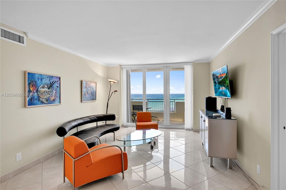 For Sale: $659,000 (2 beds, 2 baths, 1031 Square Feet)