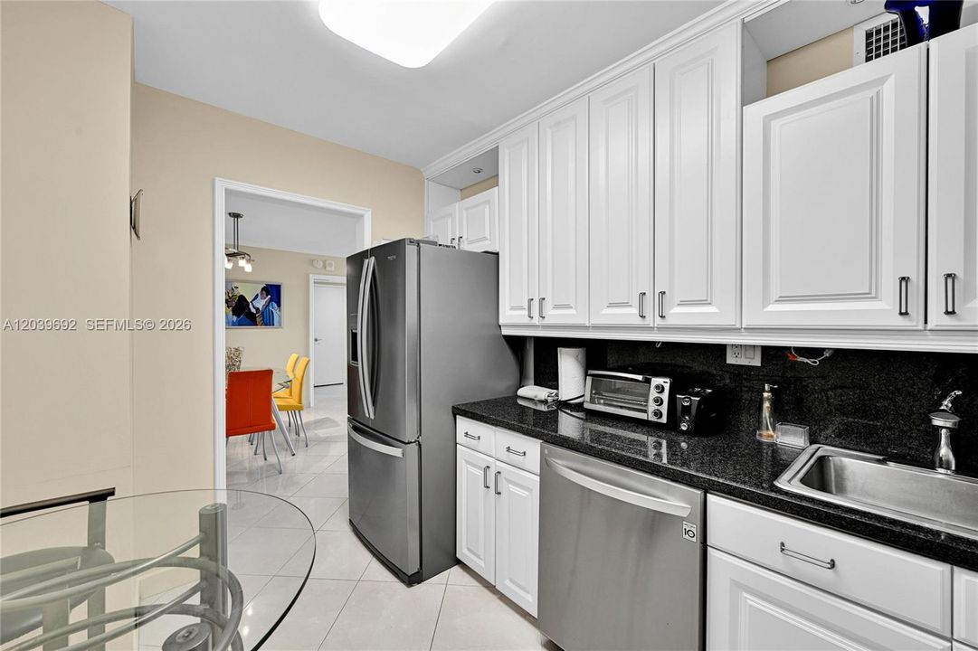 For Sale: $659,000 (2 beds, 2 baths, 1031 Square Feet)