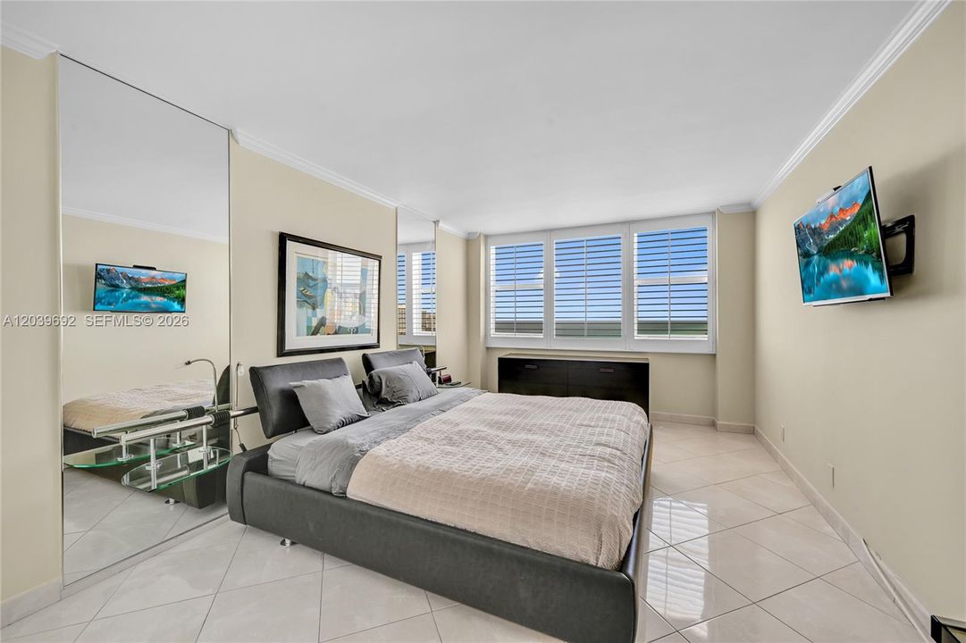 For Sale: $659,000 (2 beds, 2 baths, 1031 Square Feet)