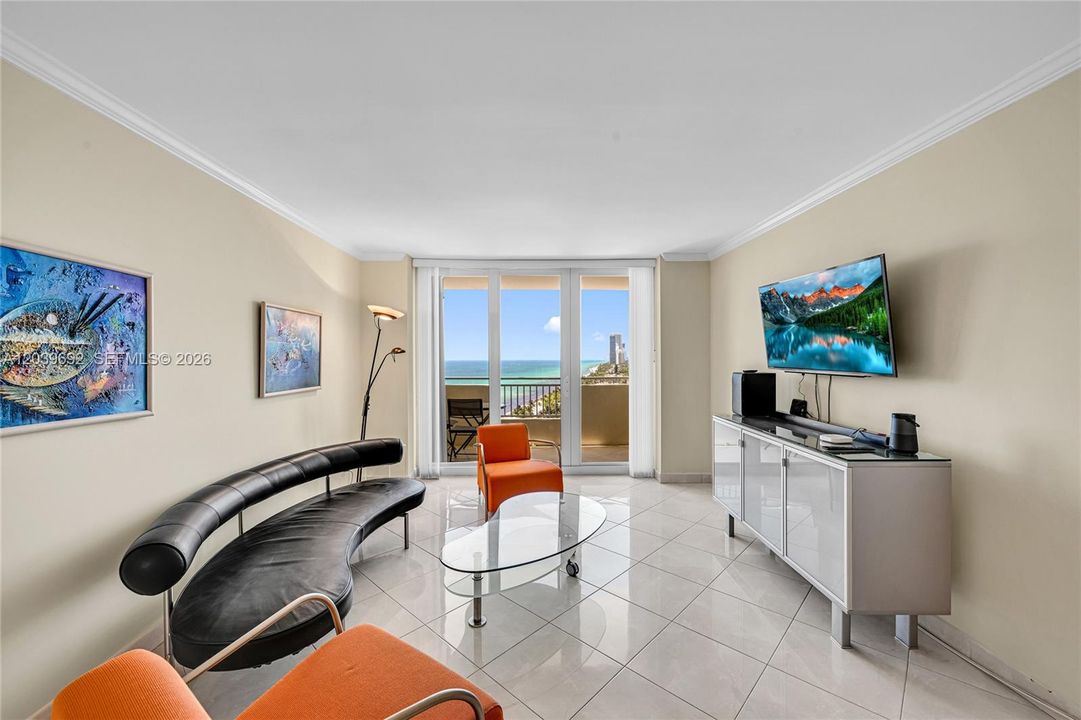 For Sale: $659,000 (2 beds, 2 baths, 1031 Square Feet)