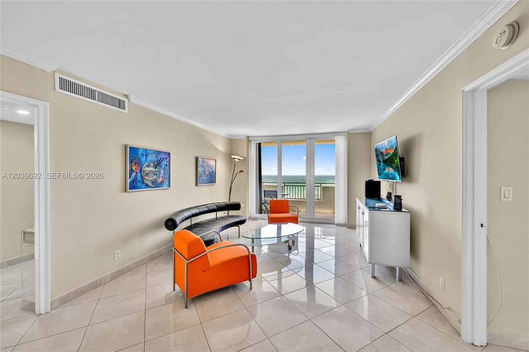 For Sale: $659,000 (2 beds, 2 baths, 1031 Square Feet)