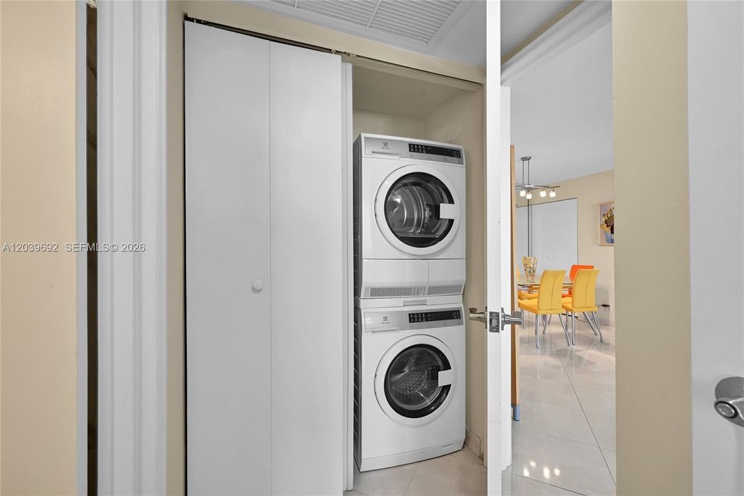 For Sale: $659,000 (2 beds, 2 baths, 1031 Square Feet)