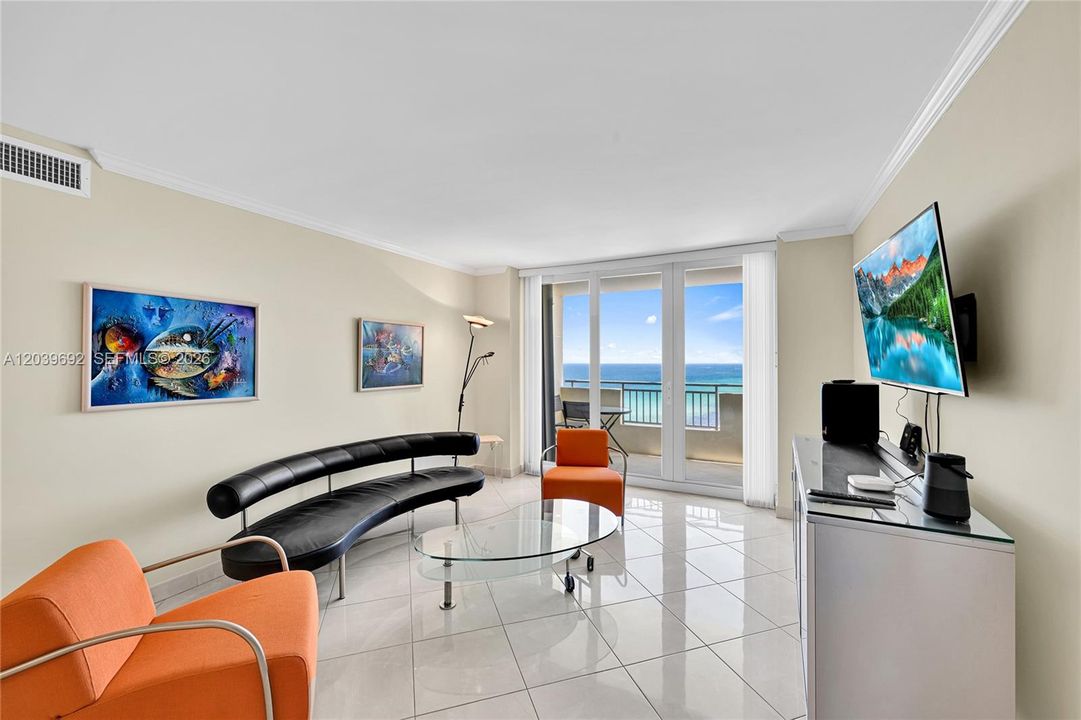 For Sale: $659,000 (2 beds, 2 baths, 1031 Square Feet)