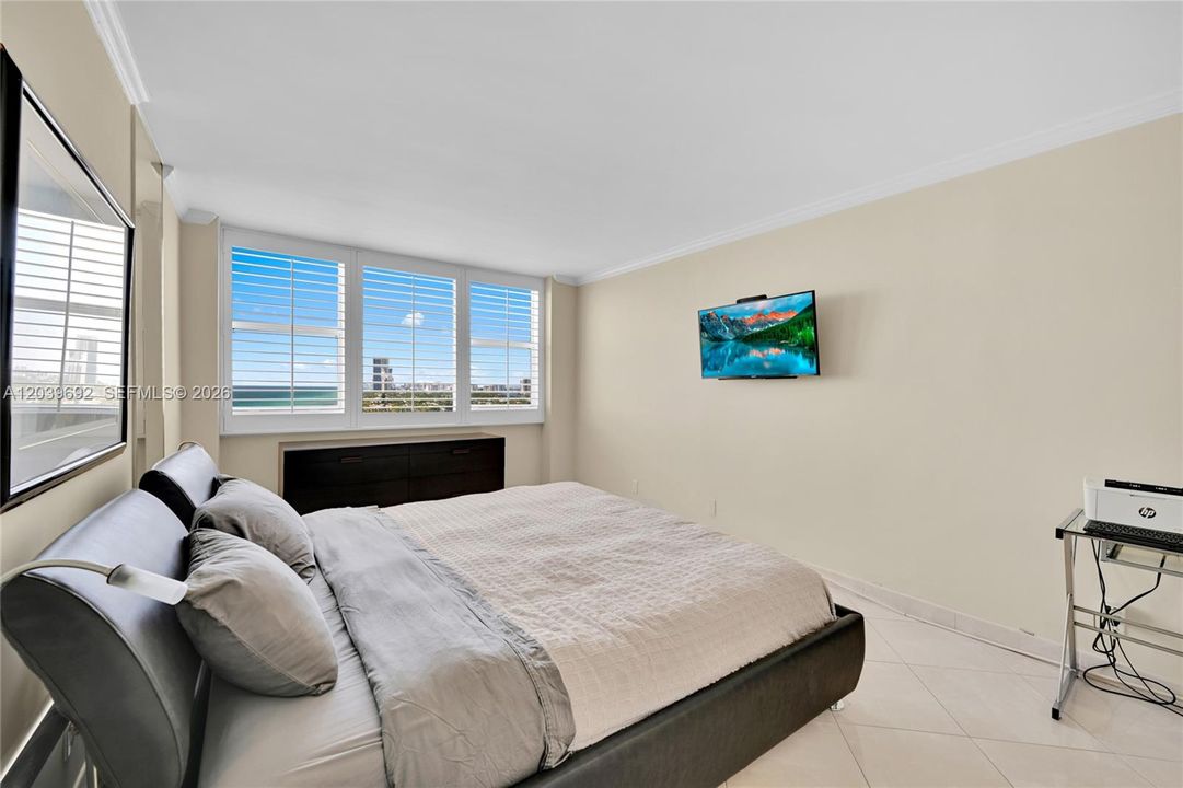 For Sale: $659,000 (2 beds, 2 baths, 1031 Square Feet)