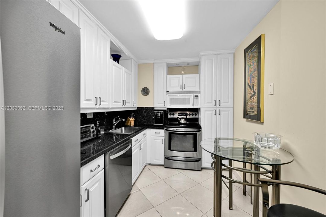 For Sale: $659,000 (2 beds, 2 baths, 1031 Square Feet)