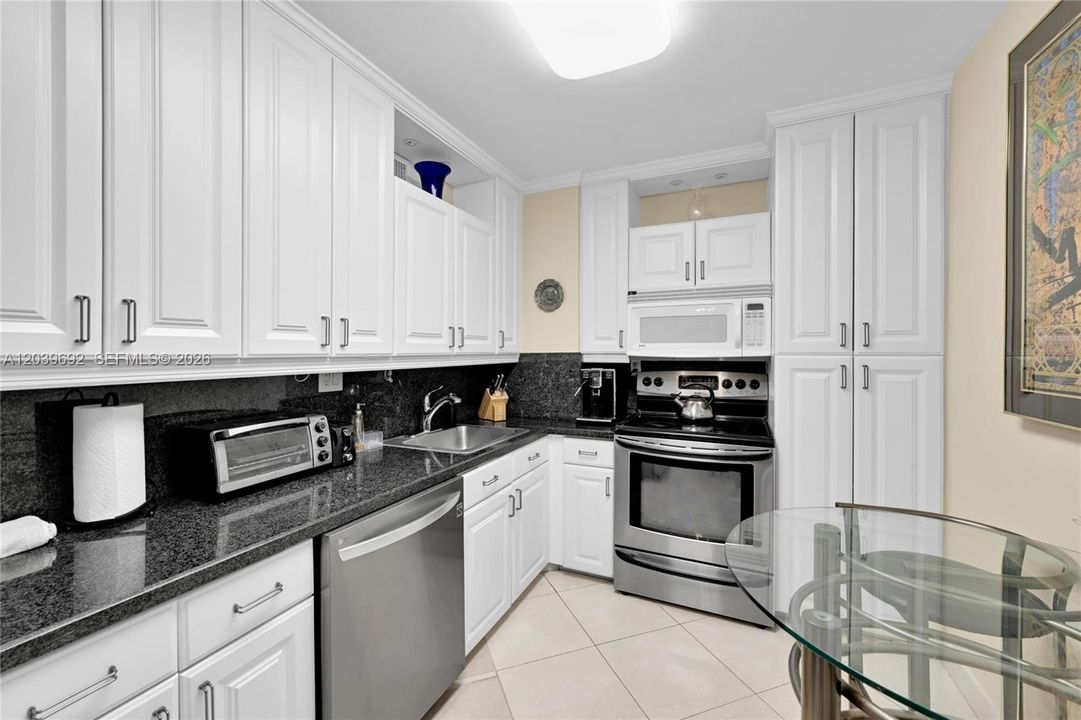 For Sale: $659,000 (2 beds, 2 baths, 1031 Square Feet)