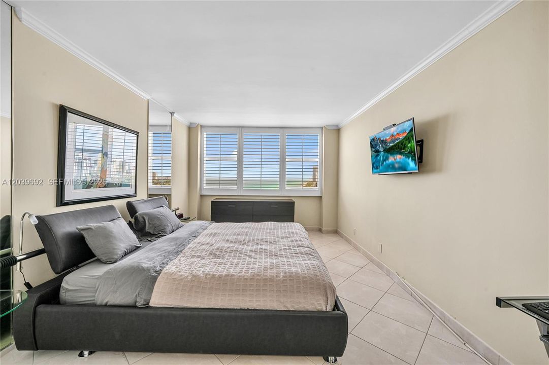 For Sale: $659,000 (2 beds, 2 baths, 1031 Square Feet)