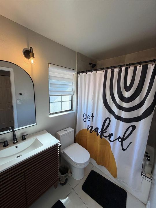 Upstairs full bathroom.
