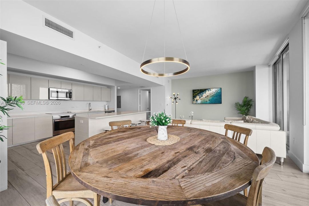 For Sale: $899,000 (3 beds, 3 baths, 1737 Square Feet)