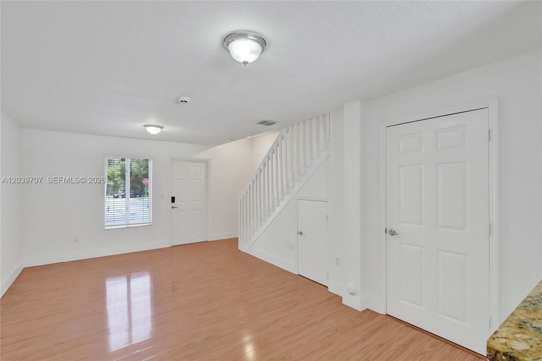For Rent: $2,375 (2 beds, 1 baths, 928 Square Feet)