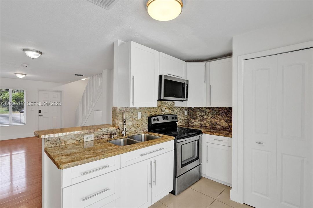 For Rent: $2,375 (2 beds, 1 baths, 928 Square Feet)