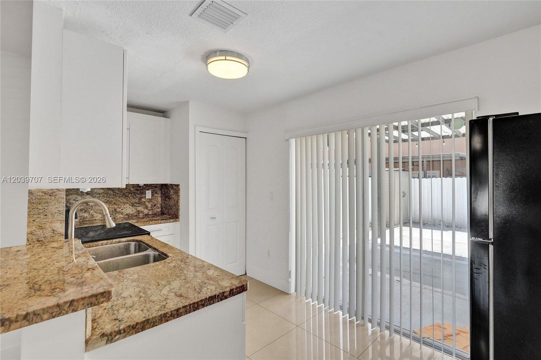 For Rent: $2,375 (2 beds, 1 baths, 928 Square Feet)