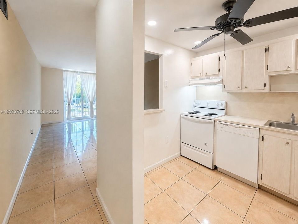 For Sale: $149,900 (1 beds, 1 baths, 720 Square Feet)