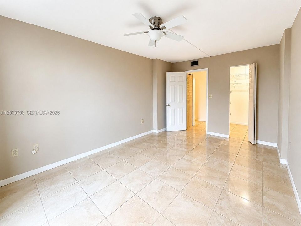 For Sale: $149,900 (1 beds, 1 baths, 720 Square Feet)