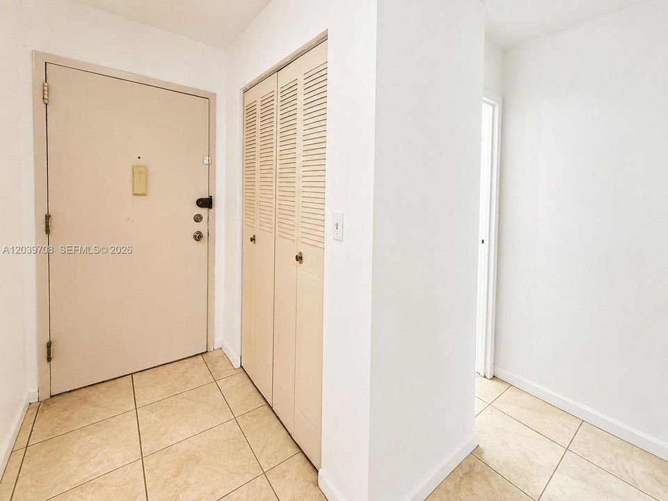 For Sale: $149,900 (1 beds, 1 baths, 720 Square Feet)