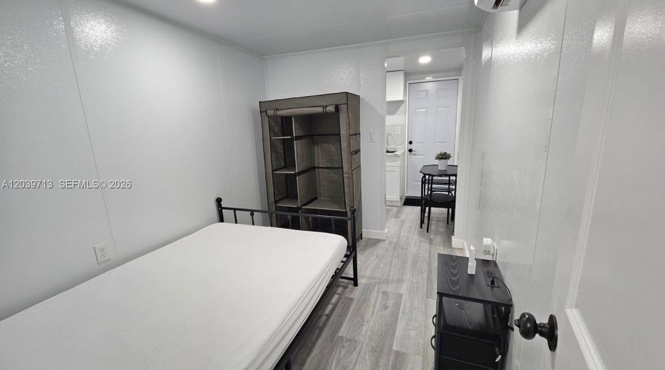 For Rent: $1,150 (1 beds, 1 baths, 160 Square Feet)