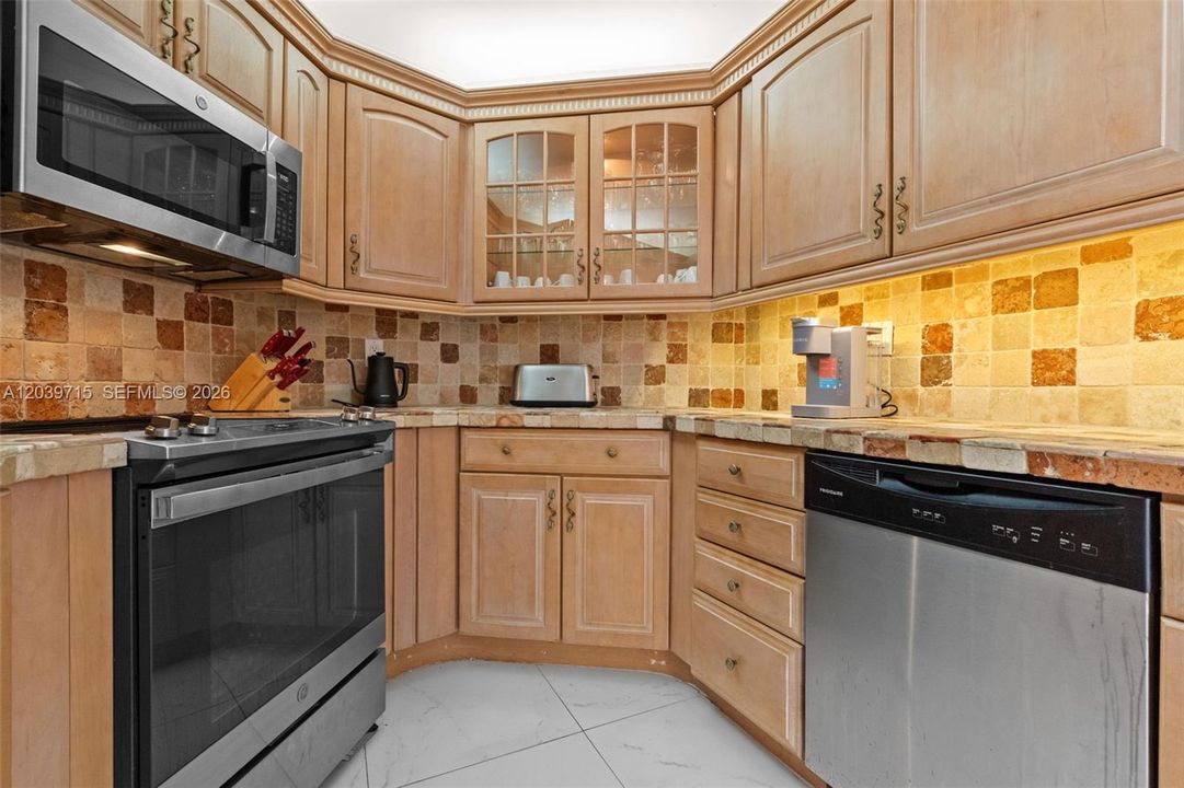 For Sale: $649,000 (2 beds, 2 baths, 1431 Square Feet)