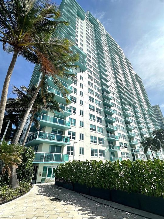 For Rent: $3,200 (1 beds, 1 baths, 687 Square Feet)